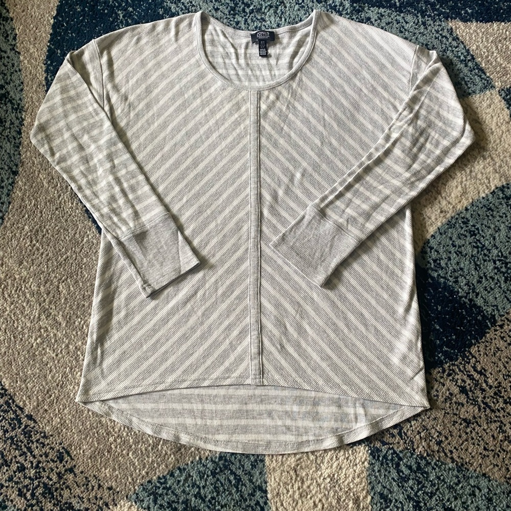 Women’s Long sleeve shirt. Size Medium